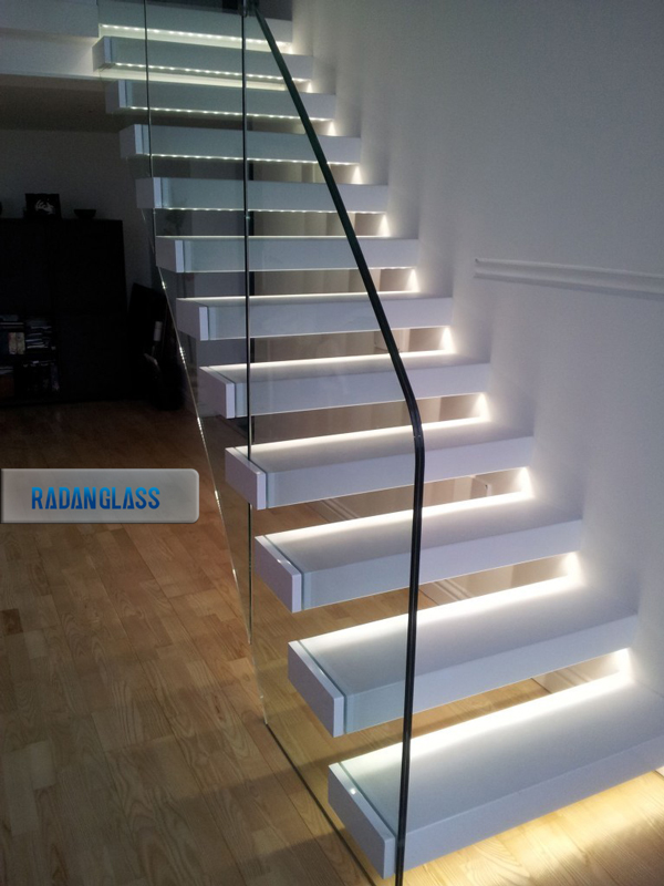 پله معلق شیشه ای با نورپردازی LED